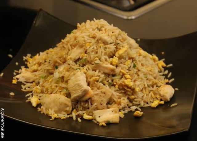 Foto de arroz revuelto con carnes en un plato