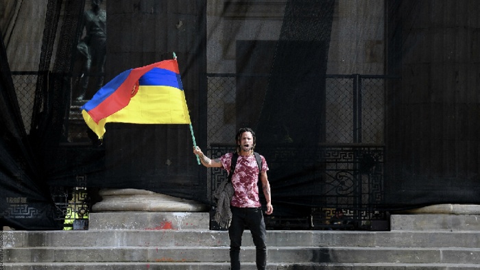 Foto de qué significa la bandera al revés