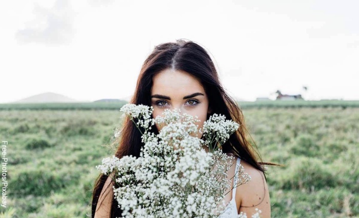 Foto de mujer con flores blancas