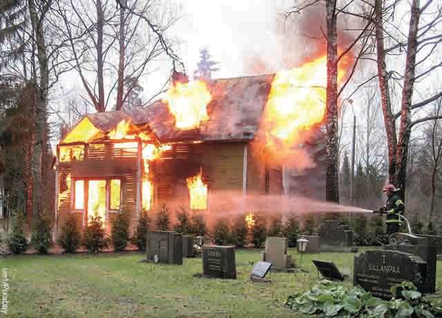 Foto desde afuera de una casa incendiándose