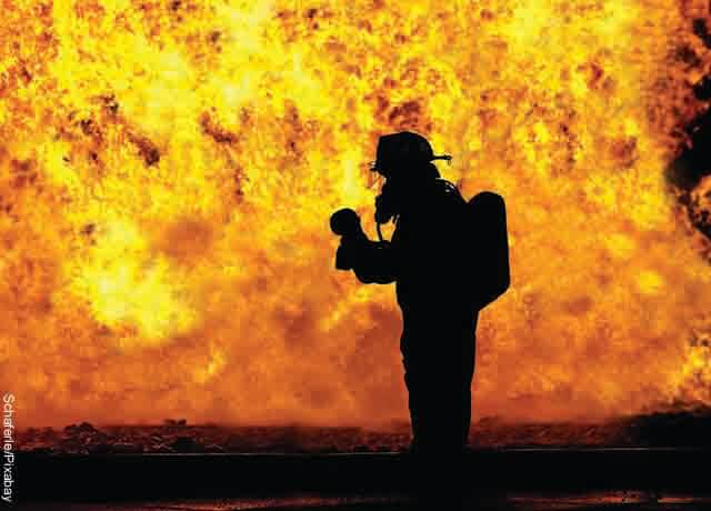 Foto de un bombero frente a las llamas