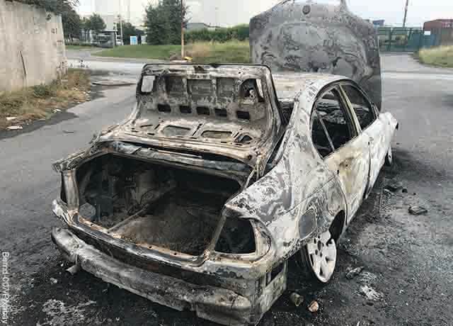 Foto de un carro incinerado que muestra qué significa soñar con incendio