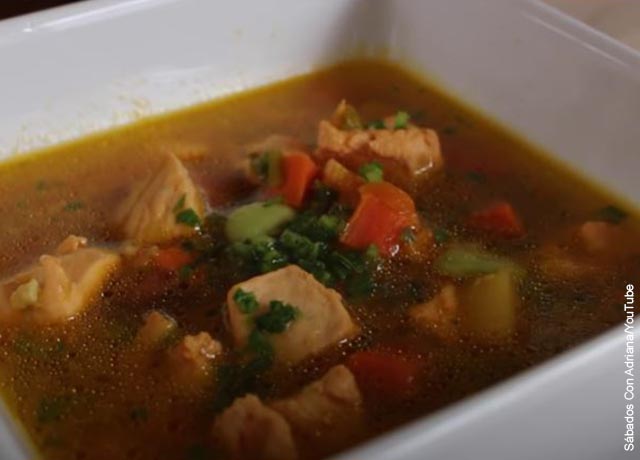 Foto de una sopa de verduras en un plato cuadrado