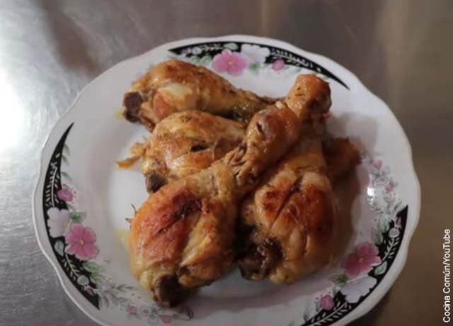 Foto de un plato con piernas de pollo asadas