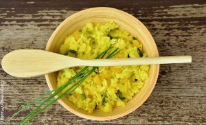 Foto de un plato de arroz amarillo que revela las recetas cortas