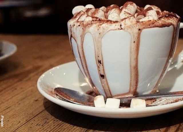 Foto de un chocolate servido en taza