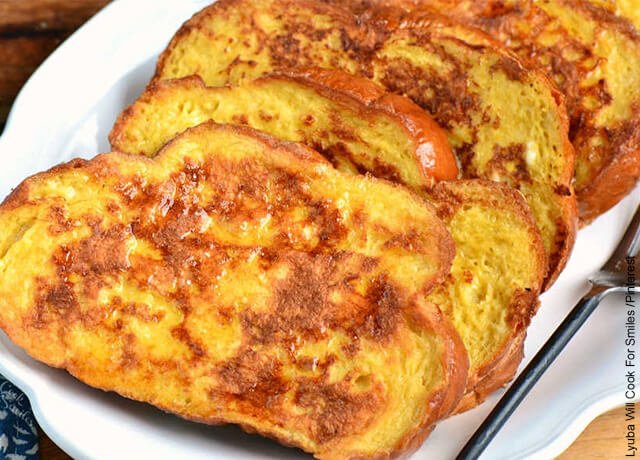 Foto de tostadas francesas sobre un plato que muestra las recetas de desayuno