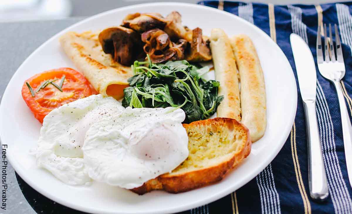 Foto de un plato con huevos, pan y hojaldres que revela las recetas de desayuno