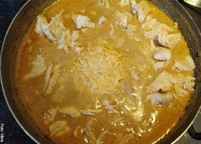 Foto de una salsa de champiñones en sartén que muestra las recetas de pollo fáciles y económicas