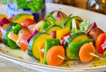 Foto de brochetas con vegetales que revela las recetas de verduras