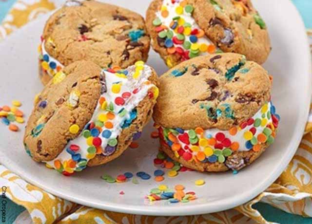 Foto galletas con crema en la mitad y pepas de colores