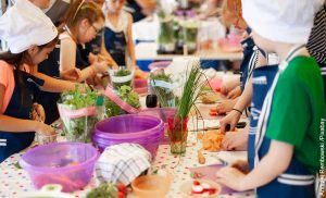 Foto de varios niños cocinando que muestra las recetas para niños