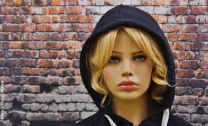 Rescatistas fueron a ayudar a mujer en un acantilado pero, ¡era un maniquí!