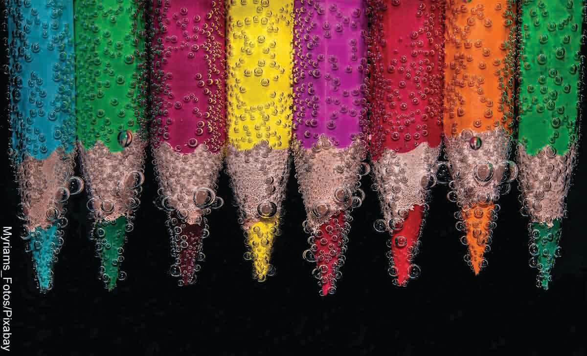 Foto de varios lápices de colores sumergidos en agua que revela el significado de los colores en psicología