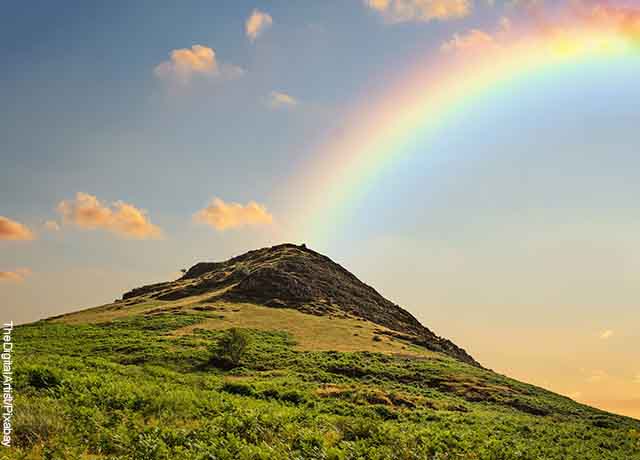 Foto de arcoíris saliendo de una montaña