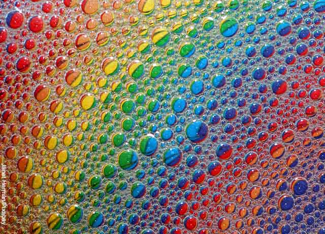 Foto de varios colores entre gotas de agua