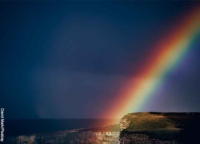 Foto de un arcoíris nocturno que revela lo que es soñar con arcoíris