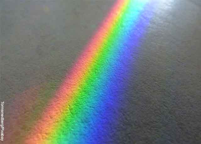 Foto de arcoíris en el pavimento