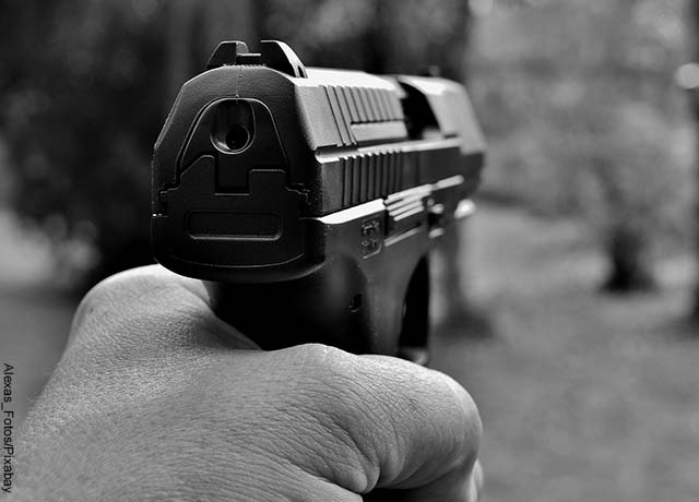 Foto de una mano apuntando con un arma