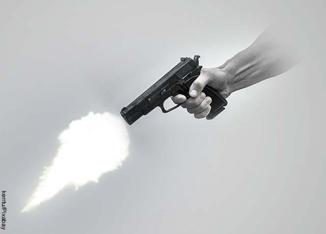 Foto de una mano disparando una pistola