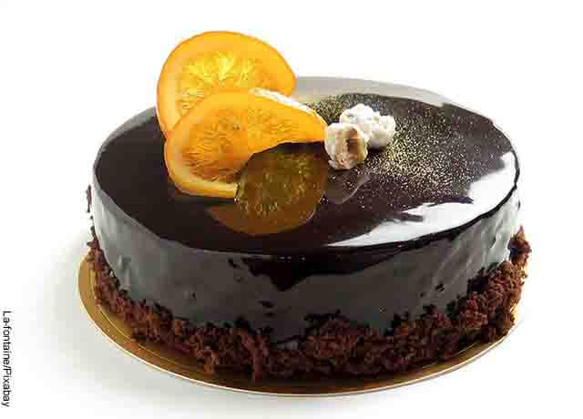 Foto de una torta de chocolate con naranja encima