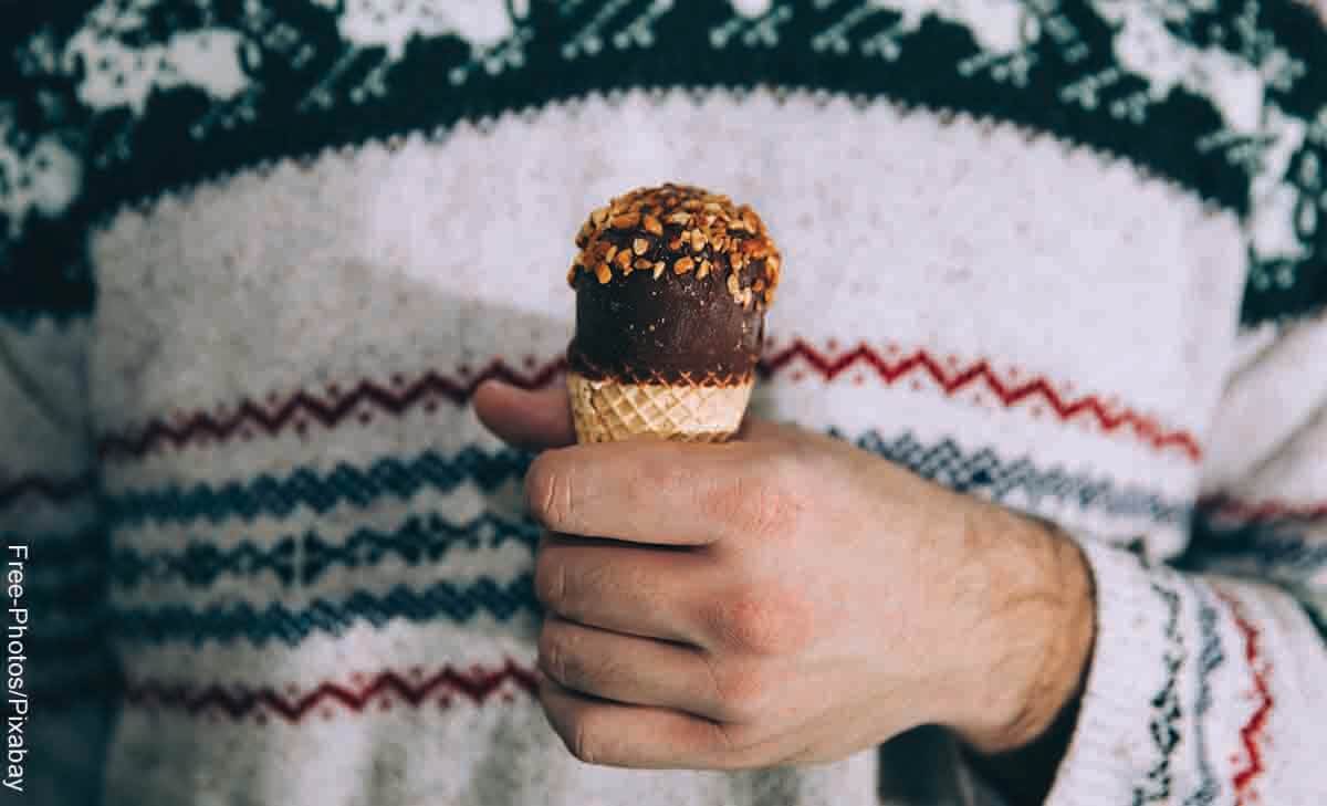 Foto de un hombre con un helado en su mano que revela lo que es soñar con chocolate