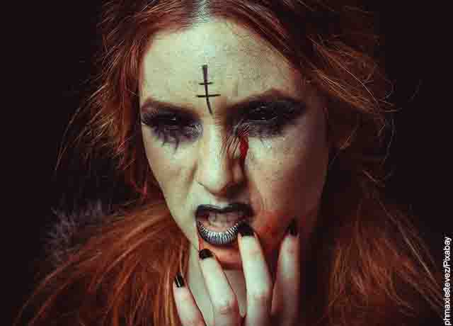 Foto de una mujer con cara de diablo que muestra lo que es soñar con demonios