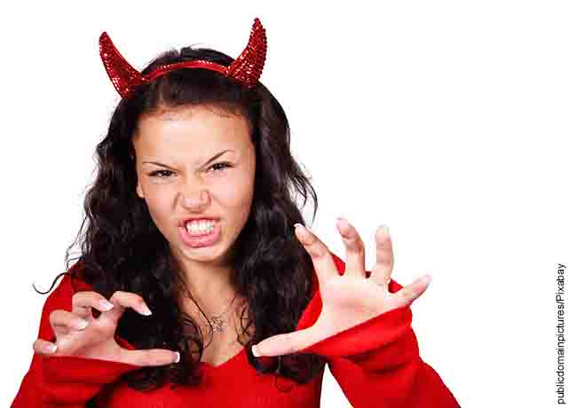 Foto de una mujer con cachos de diablo y con cara furiosa