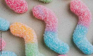 Foto de muchas gomitas de gusano que revelan lo que es soñar con gusanos en el cuerpo