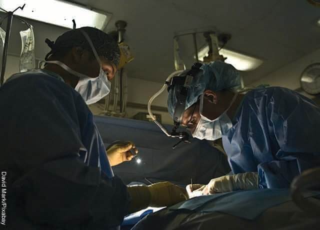 Foto de dos doctores operando a un paciente