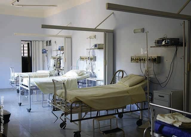 Foto de tres camas de clínica que muestran lo que es soñar con hospital