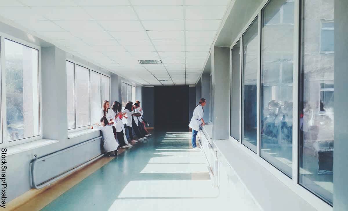 Foto del pasillo de una clínica con estudiantes de medicina que revela lo que es soñar con hospital