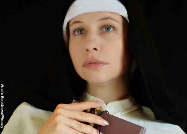 Foto de una monja con una biblia en la mano