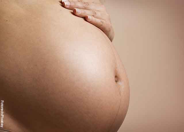 Foto de una barriga de embarazada que muestra lo que es soñar con monjas