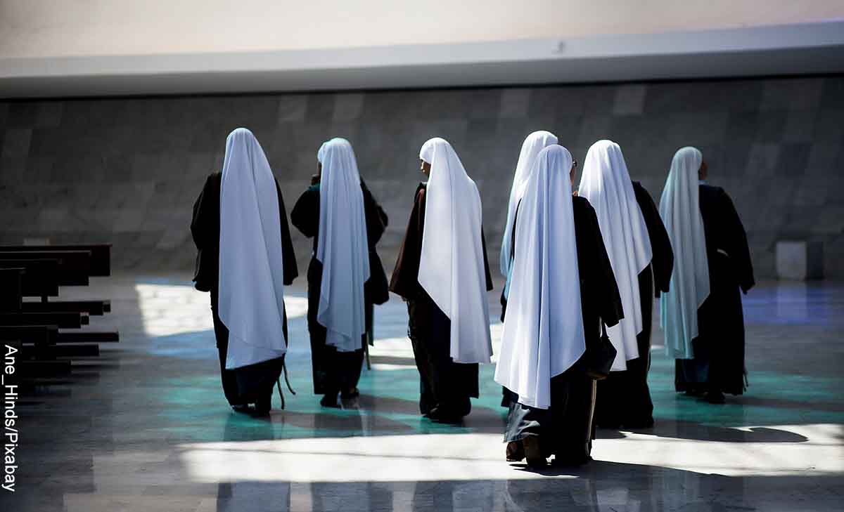 Foto de monjas caminando que revela soñar con monjas