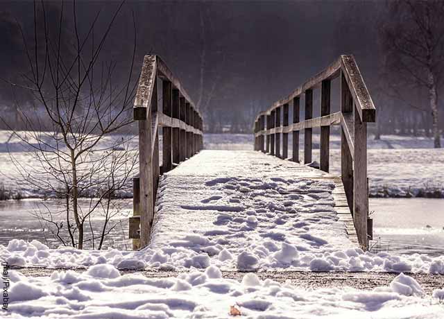 Foto de un puente tapado por una nevada que muestra lo que es soñar con nieve