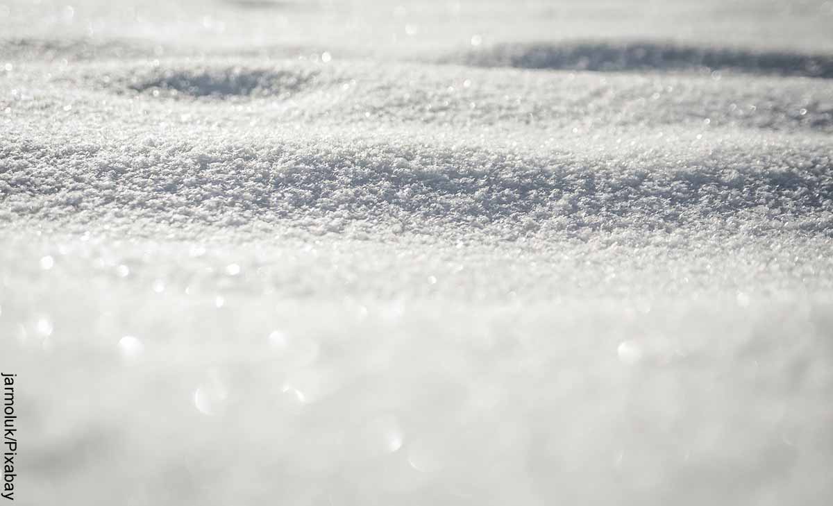 Foto de mucha nieve en el piso que muestra lo que es soñar con nieve