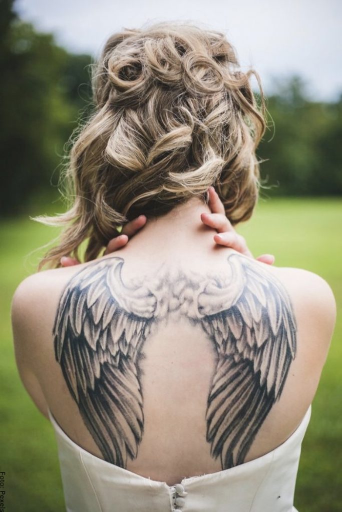 Foto de tatuaje alas en la espalda