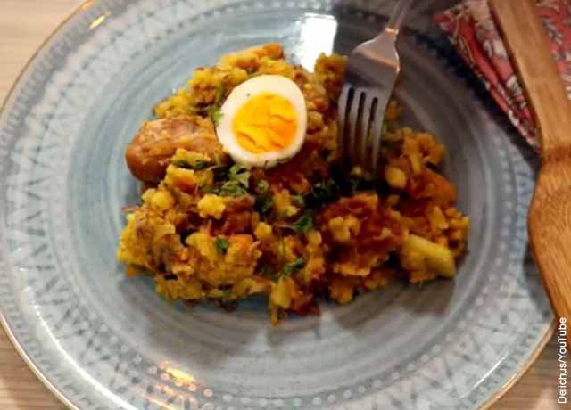 Foto de arroz atollado con huevo en un plato azul