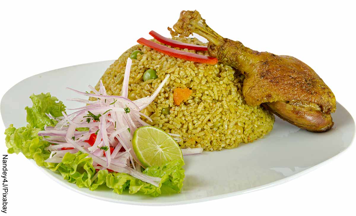 Foto de pollo, arroz y una ensalada que muestra los almuerzos caseros con recetas fáciles
