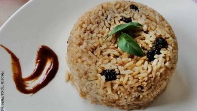 Foto de arroz servido en un plato que muestra cómo hacer arroz con Coca-Cola
