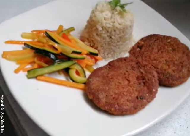 Foto de carns de lenteja en un plato con arroz y vegetales