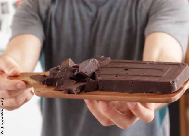 Foto de una persona sosteniendo una barra de chocolate