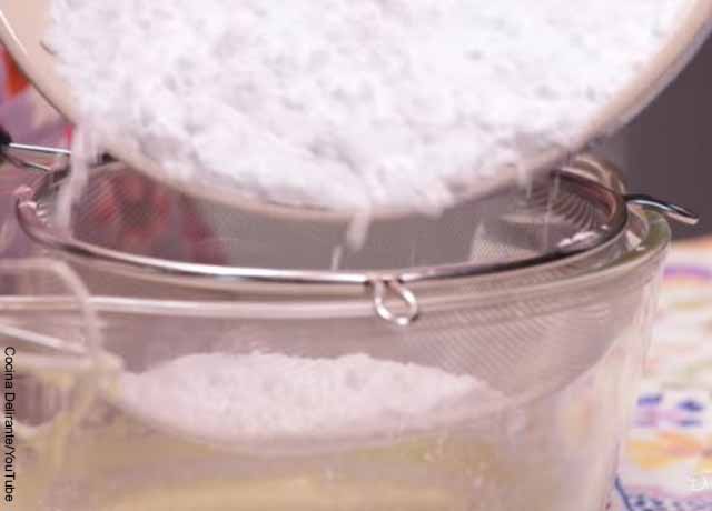 Foto de azúcar glass en un colador