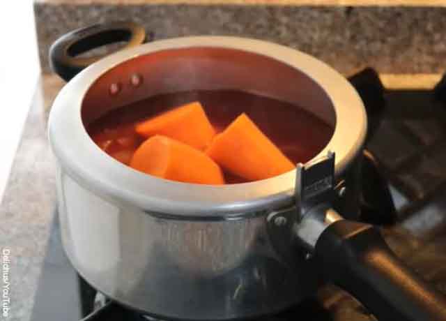 Foto de una olla con zanahorias adentro