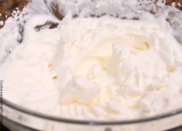 Foto de crema a punto de nieve que revela cómo hacer helado de Oreo