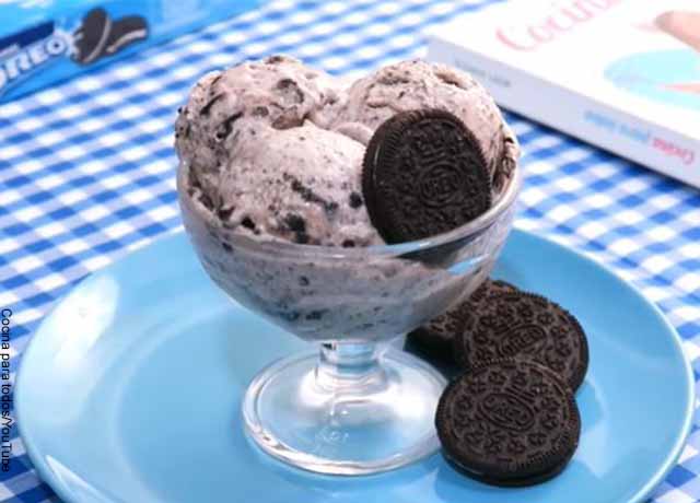 Foto de una copa de helado con galletas al lado