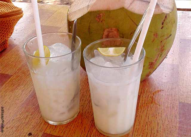 Foto de dos vasos de leche de coco
