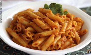 Foto de un plato de pasta con salsa que muestra cómo hacer macarrones