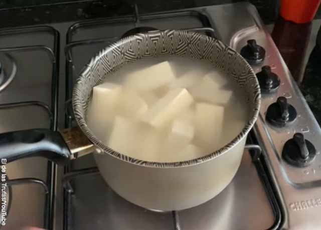 Foto de yuca cocinando en una olla